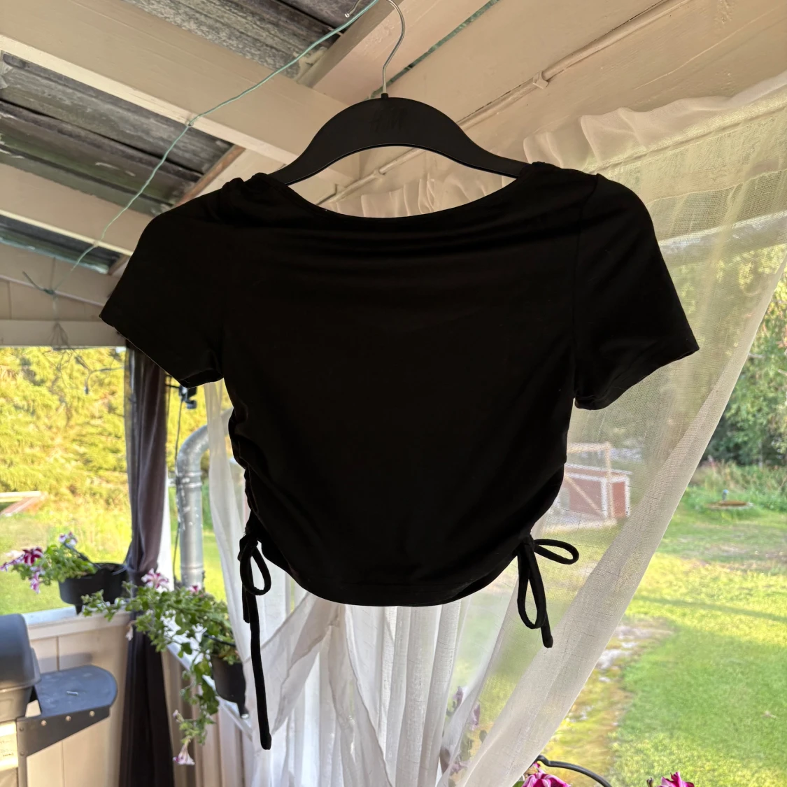 Svart croppad topp med knyt - 1