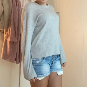 Grå långärmad tröja i bomull 🩶 - En enkel och stilren grå långärmad tröja med rund hals. Den är från Zara och är jätte skön! 💕