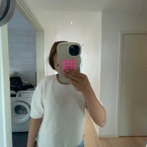 Beige trekvartsärmad tröja🫶🏼 - Säljer en beige stickad tröja med korta ärmar och rund hals. Tröjan har en enkel och clean look med ribbade muddar vid hals och ärmslut. Perfekt att matcha med jeans eller shorts för en chill stil.