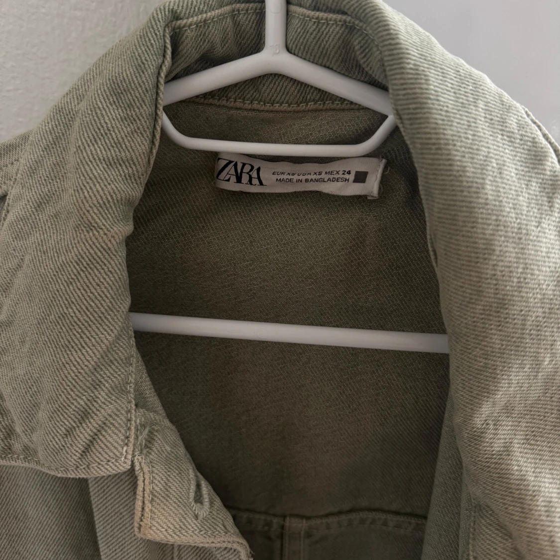 Olivgrön jeansjacka från Zara - 1