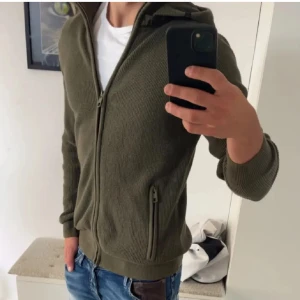 Hybridjacka  - Säljer denna feta hoodie/jacka den e det köpt från indicode i storlek S inga defekter. Sitter bra.