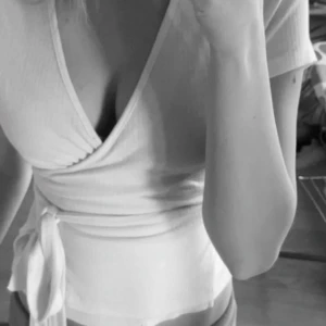 Vit omlottopp från NA-KD - Supersnygg vit omlottopp från NA-KD 🤗🤗