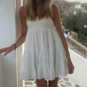 Vit klänning - Jättefin Zara klänning i fint skick! Endast använd ett fåtal gånger