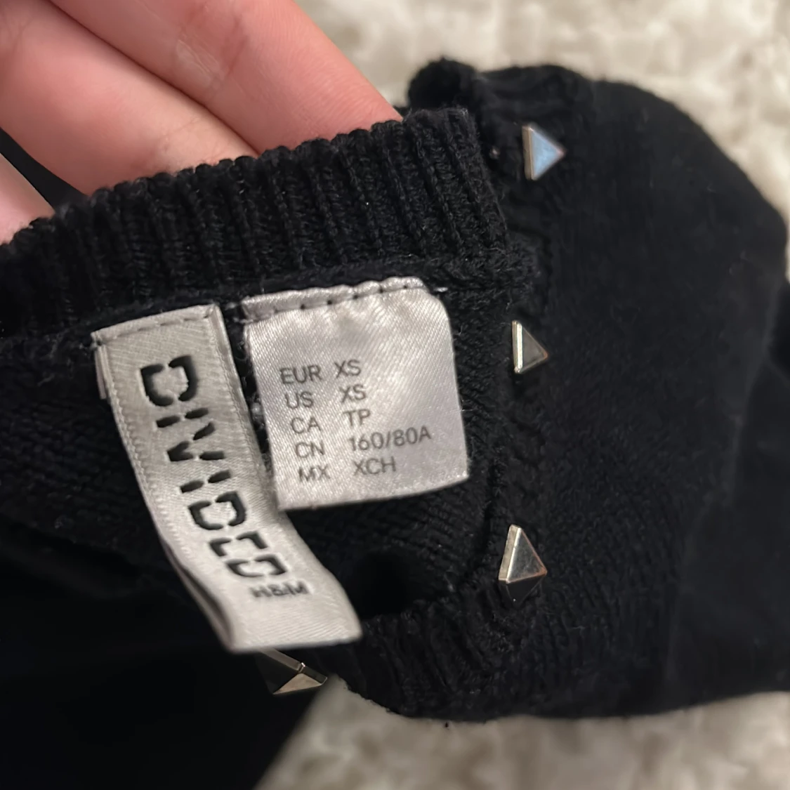 Svart stickad tröja med nitar från hm - 2