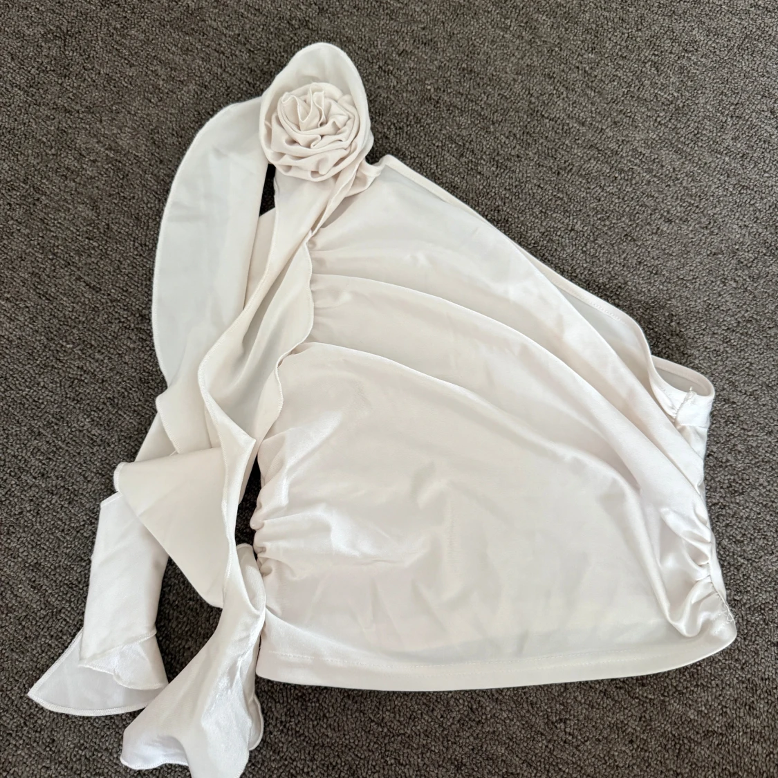 Vit oneshoulder topp med rosett