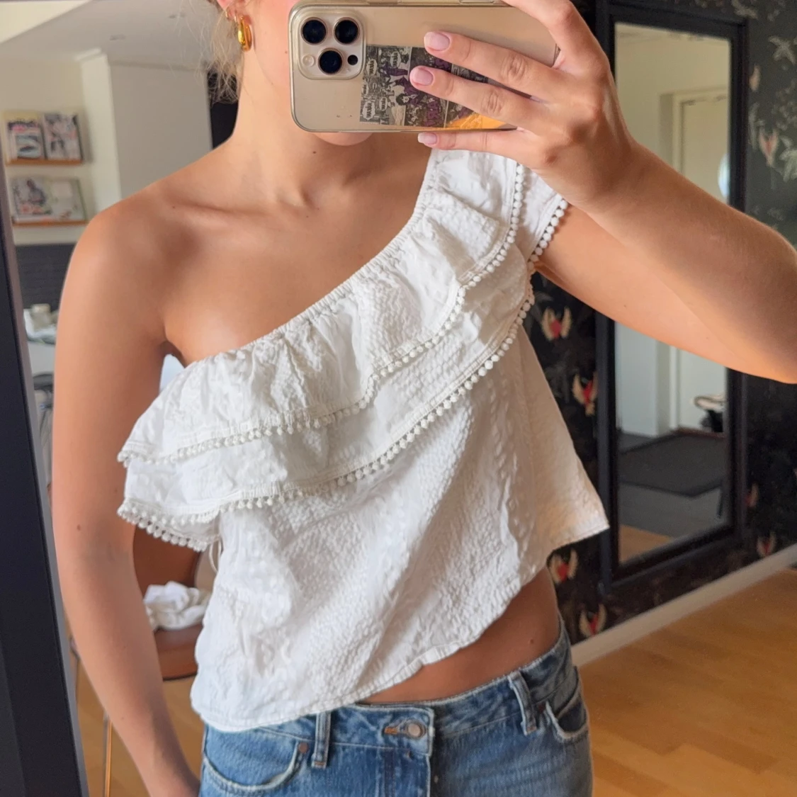 Vit offshoulder volangtopp