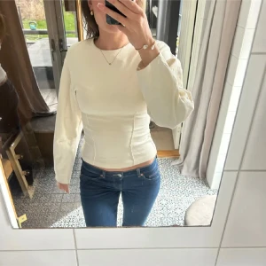 Vit tight långärmad Zara topp  - Söker denna tröjan från Zara!!!!