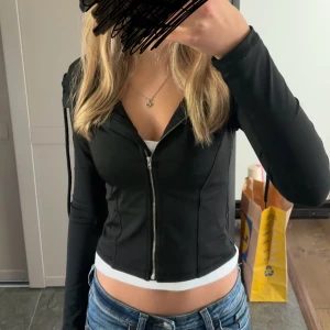 Svart tränings tröja  - Säljer en svart tränings tröja har aldrig används. 