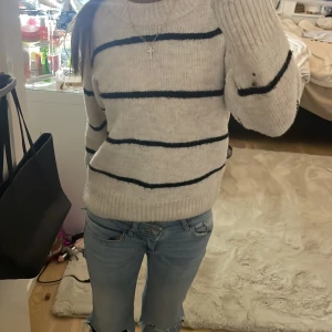 Randig beige stickad tröja Gina Tricot❤️ - Supermysig stickad tröja från Gina Tricot i beige med svarta horisontella ränder. Tröjan har rund hals, ribbade muddar och lång ärm. Perfekt för dig som gillar chill och enkel stil, passar till jeans eller kjol. Materialet är mjukt och skönt. Säljer då den är för liten för mig❤️