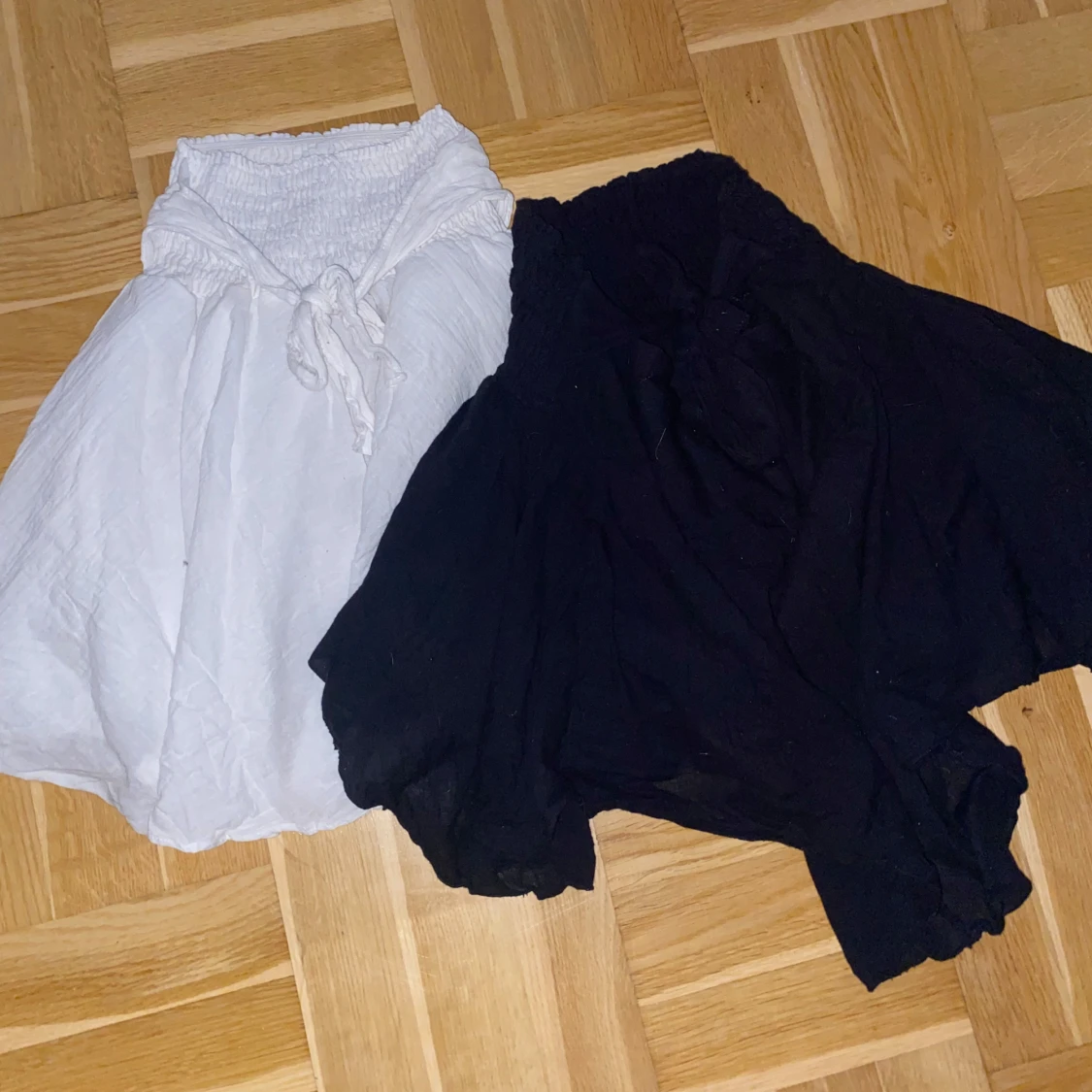 Svart och vit kortkjol med knyt - 1