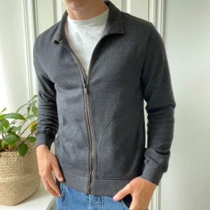 Massimo Dutti overshirt / höstjacka  - Full zipen är i mycket tjockare material än en vanlig kofta liksom. Gillar verkligen tröjan mycket så därför lite dyrare än mina andra plagg✌️🙏, inga som helst defekter, modellen bär S (upplevs som en M )och är 180,75 kg. 