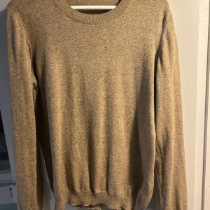 Beige stickad tröja Oscar Jacobson - Snygg beige stickad tröja från Oscar Jacobsson. Pris kan diskuteras.