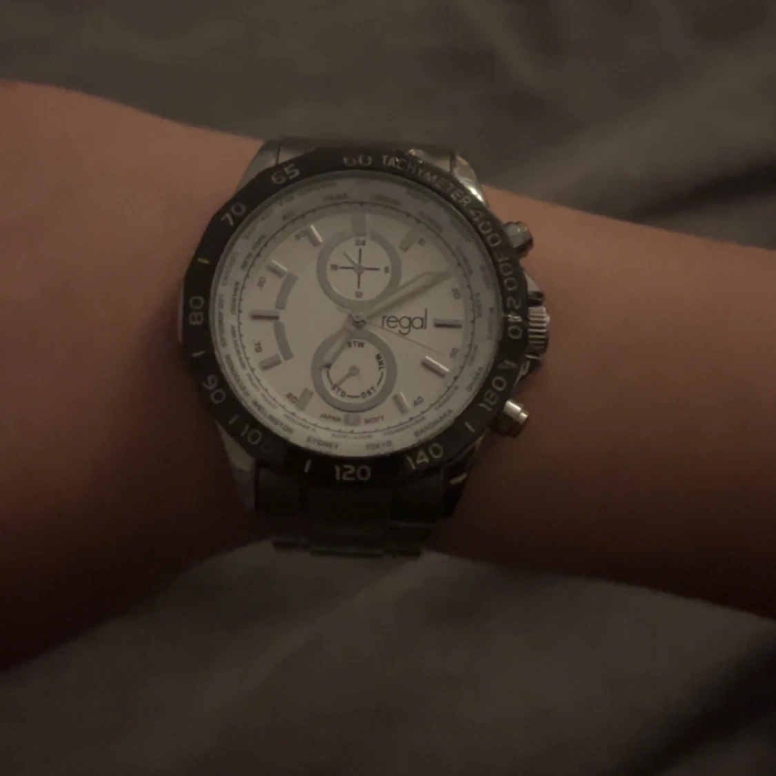 Silverfärgad klocka från Regal - 1