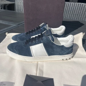 Valentino flycrew -  Hej, säljer ett par riktigt feta och populära Valentino Flycrews i marinblå färg. Skicket är som ni ser på bilderna väldigt bra med alla nitar kvar. Storlek 40,5. Tillbehör är box, dustbags och Valentino kort. Hör av er vid frågor och funderingar