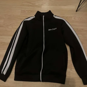 Palm Angels svart track kofta - Svart Palm Angels kofta, storleken är L men den är lite mindre i storlek så skulle passa som M