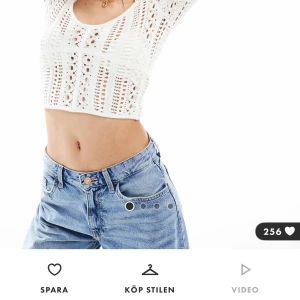 Vit virkad croppad topp från bershka - Superfin vit virkad blus med lång ärm och croppad passform. Snyggt hålmönster och v-ringad halsringning som ger en fräsch och trendig look. Perfekt till jeans eller kjol för en chill vibe. Såå snygg, oanvänd endast provad och tvättad. Köpt för 320kr i S.