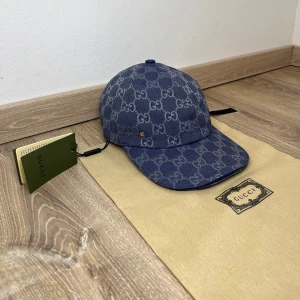 Gucci keps - Säljer helt ny Gucci keps. Det är en exklusiv blå Canvas. Det är storlek M.                                            Medföljer: Allt på bilden.                                    Priset går att diskutera.                                          För flera spännande accessoarer kolla profilen. 