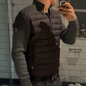 Moncler cardigan - Skön cardigan som är i riktigt bra skick och passar Ritkigt bra nu till hösten 🍂                  både varm och stilren, vid frågor släng ett dm!📦 Pris går att diskutera vid snabb affär 🤝