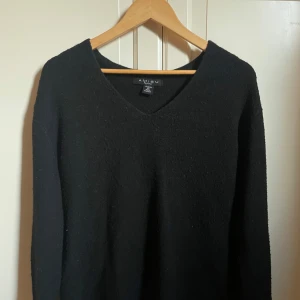 Svart stickad tröja med v-ringning - Svart stickad tröja från Amisu med snygg v-ringad hals och långärmade ärmar. Enkel och stilren design som funkar till många olika outfits. Mjuk och skön känsla tack vare det stickade materialet. Perfekt för dig som gillar minimalistisk stil, lite smått nopprig💓