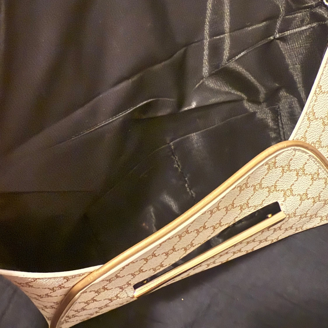 Beige kuvertväska med mönster  - 1