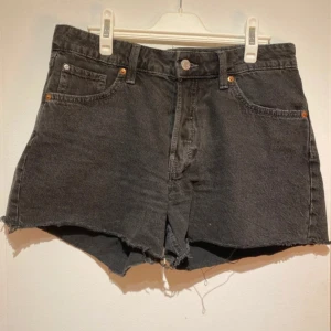 Jeansshorts low waist - Jättesnygga svarta low waist jeansshorts i storlek S!