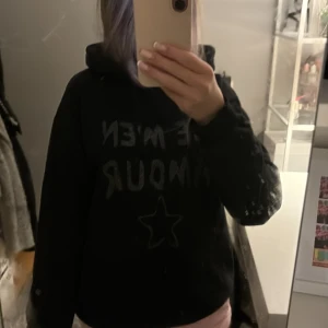super mysig svart hoodie - söt hoodie med mjukt material💞 hoodien har ett tryck på framsidan och en helt svart baksida!
