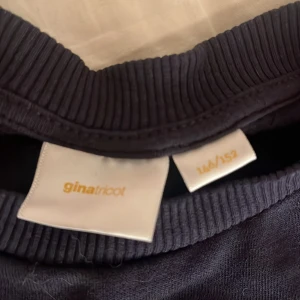 Mörkblå sweatshirt från Gina Tricot - Mörkblå sweatshirt från Gina Tricot i storlek 146/152. Tröjan har puffiga ärmar. Jag tycker personligen dom är alldeles för puffiga, och man får verkligen jätte höga axlar. Den som är intresserad får såklart en bild på med tröjan. 