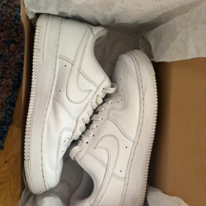Nike Air Force 1 vita sneakers - Klassiska helvita Nike Air Force 1 sneakers med låg profil och snygg, stilren design. Skorna är använda max fem gånger och som helt nya, säljer för de inte kommer till  användning längre 💕skriv priv för fler bilder 