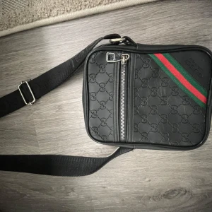 Hm axelväska  - En svart väska från Hm