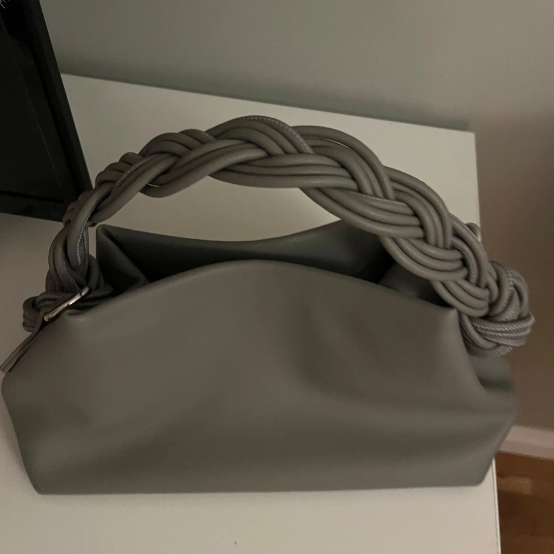 Grå handväska med flätat band - 1