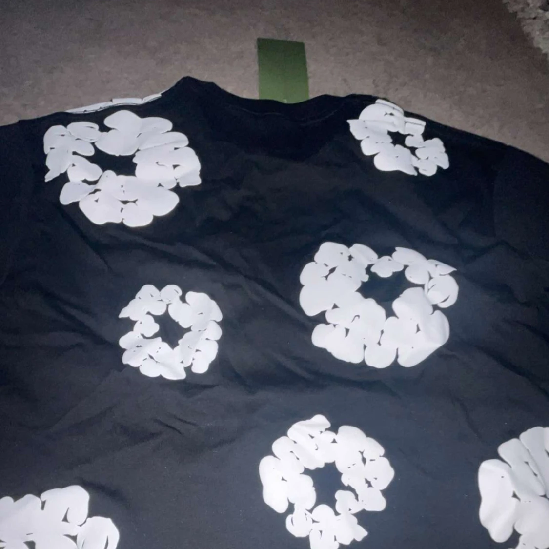 Svart blommig t-shirt från Denim Tears strl S - 1