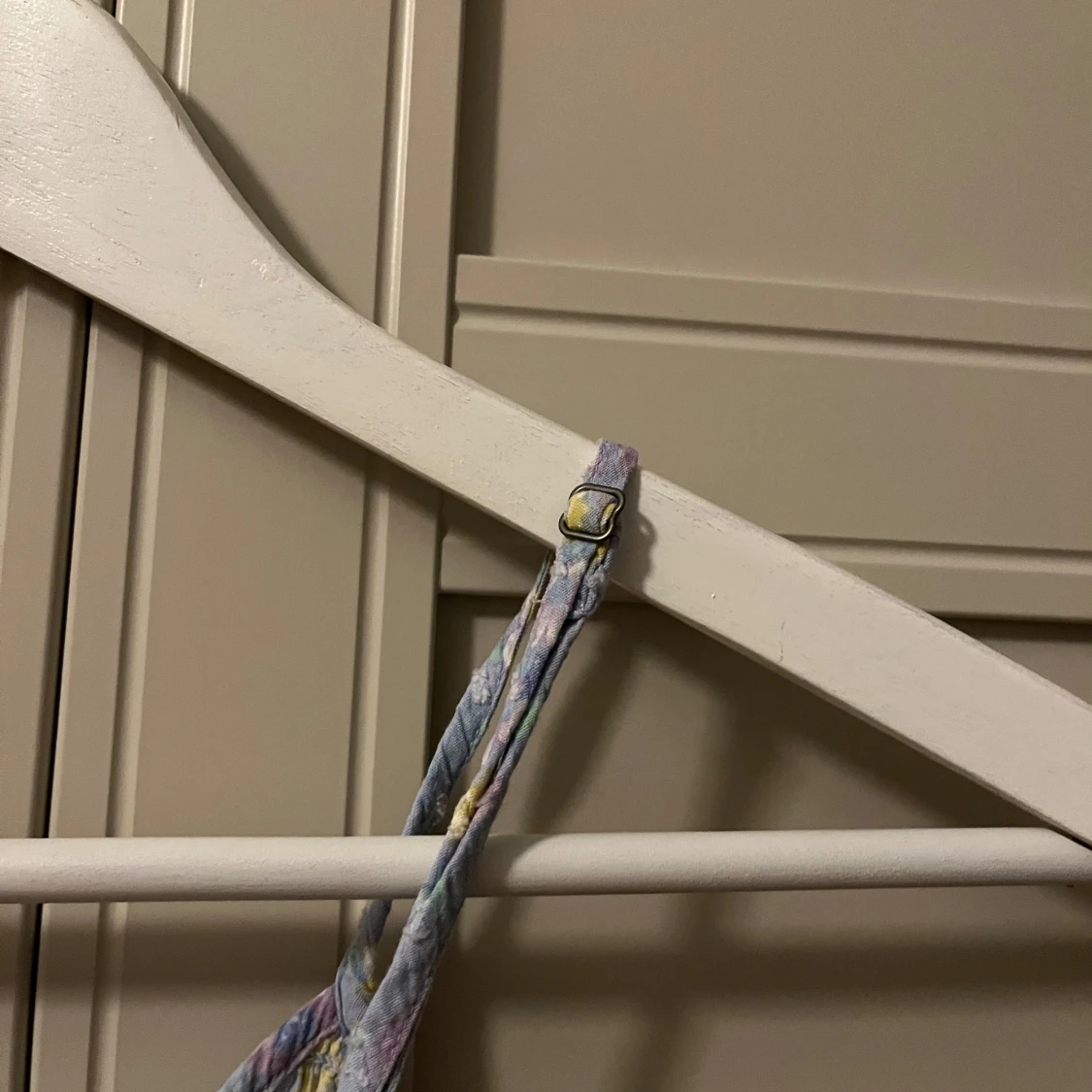 Blommig blå linnetopp med volang - 2