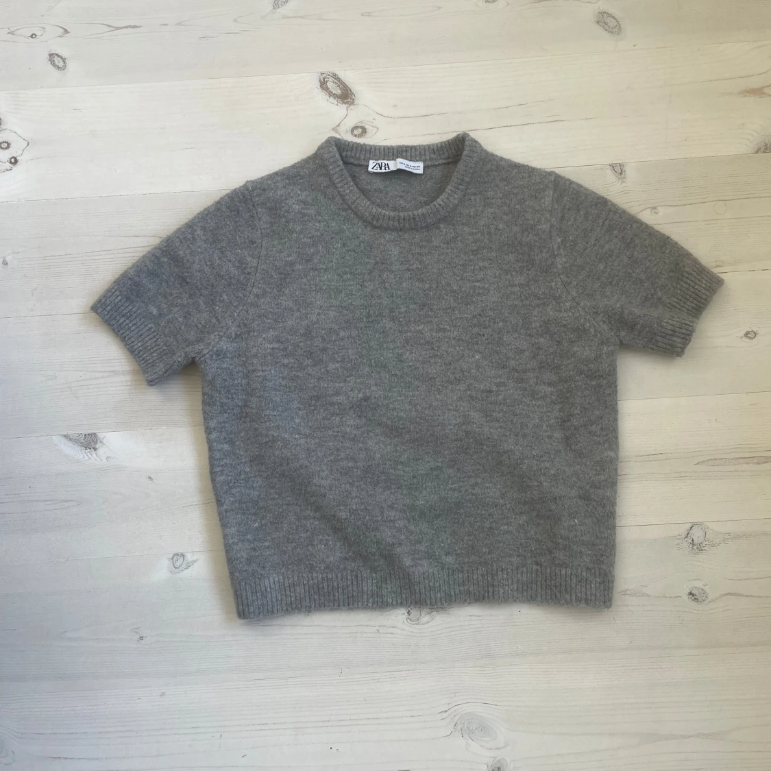 Grå stickad kortärmad tröja från Zara - 1