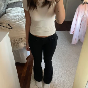 Joey true religion jeans - Kollar intresset på mina true religion jeans eftersom de inte kommer till användning, lägg gärna prisförslag🤍 jag har sytt upp de, men de är lätt att få tillbaka till fullängd och de har använts få antal gånger💕💕