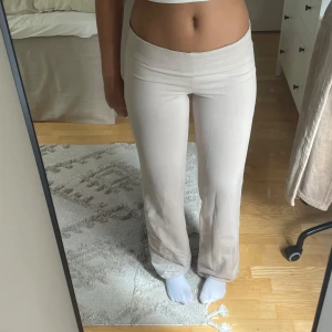 Beiga mjukisbyxor  - Säljer dessa jättefina mjukisbyxor då de tyvärr inte kommer till användning. Endast använda ett fåtal gånger! (Dragit ut snöret i midjan, men man kan få med den om det önskas)🌸