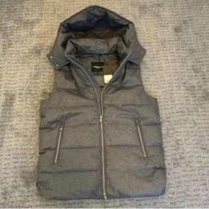 Grå dunväst från Lawrence grey - Snygg stensströms liknande grå dunväst från Lawrence grey, säljer då den ej passar mig hör av er om ni har frågor eller funderingar kan ta emot bud 