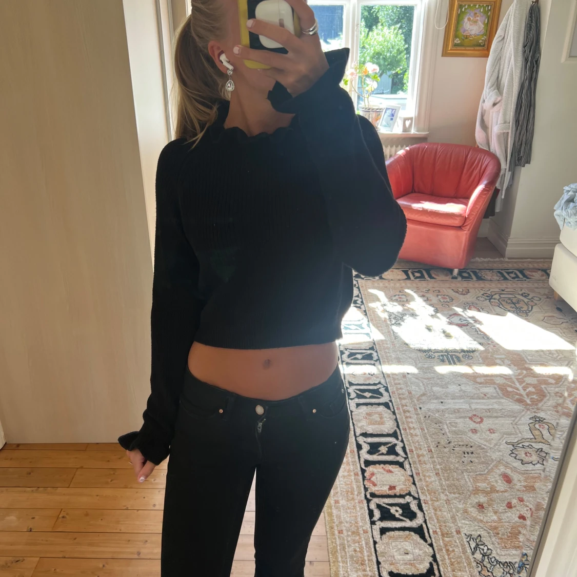 Svart croppad stickad tröja med volang - 2