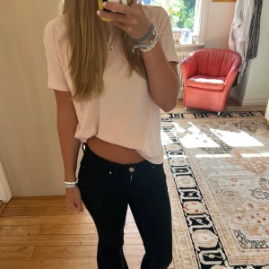 Ljusrosa basic t-shirt i bomull - Säljer en ljusrosa t-shirt med klassisk rund hals och korta ärmar. Modellen är loose fit och har en enkel, stilren look utan mönster eller detaljer. Bara använd fåtal gånger.💛