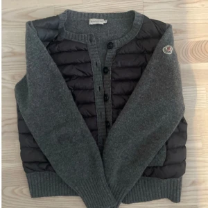 Moncler cardigan - Storlek L men är liten i storleken så passar xs-s