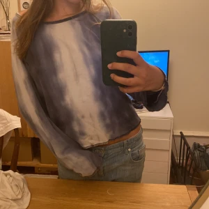 Tie dye tröja - Sjukt cool tiedye tröja från indiska. Det står storlek L men passar mig som brukar ha S perfekt.