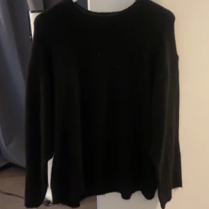 Svart stickad tröja från 157 - En svart stickad tröja från 157 i storlek M men skulle säga att det mer är som en L, aldrig använd.