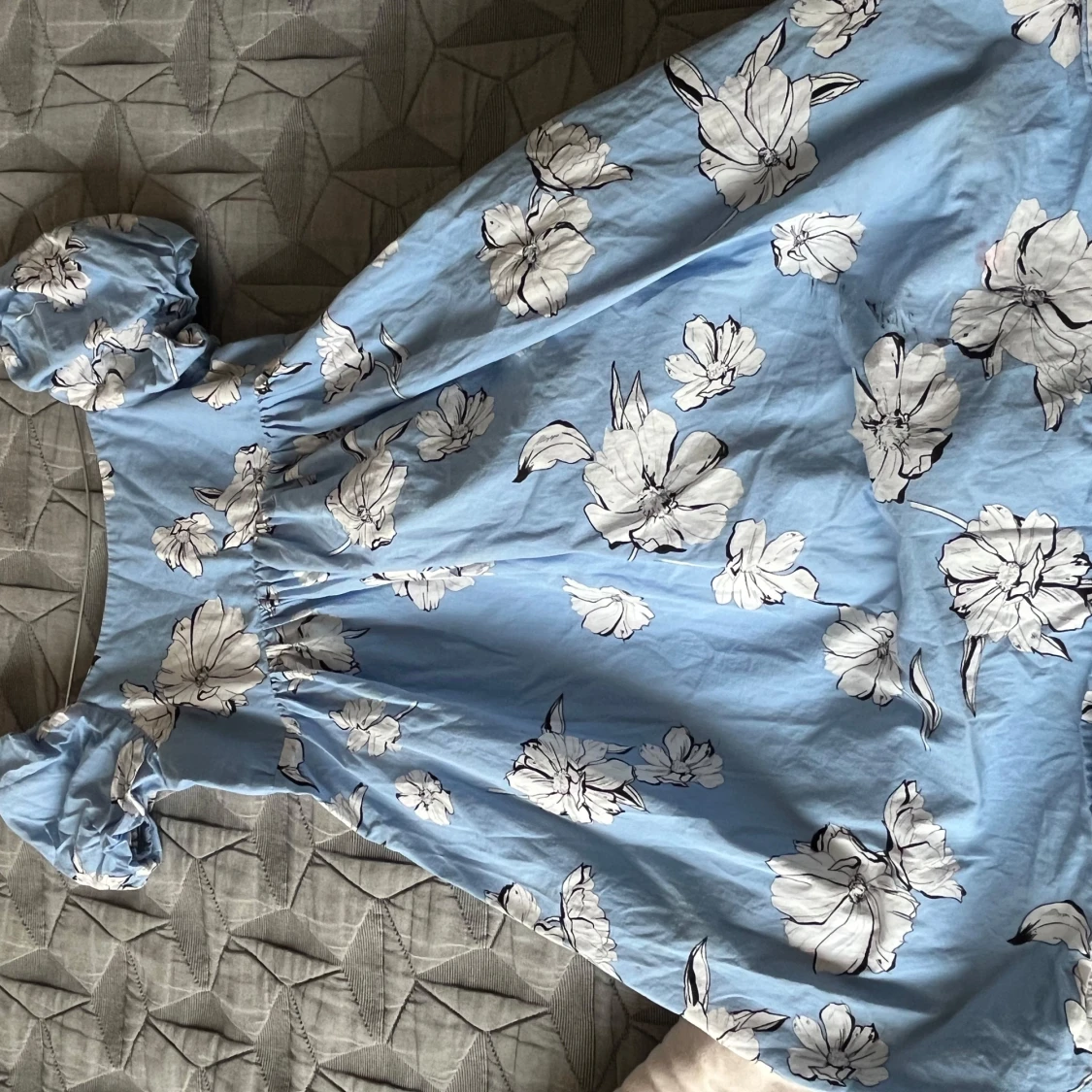 Blommig ljusblå kortklänning