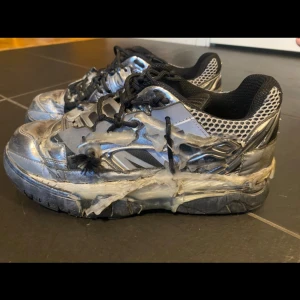 Maison Margiela fusion sneakers - Maison margiela fusion sneakers i strl 43, orginal box o dustbag följer med. använda men i bra skick, rengör/tvättar dom lite innan jag skickar så dom kommer fräscha!! älskar dom men dom e tyvärr för stora för mig 