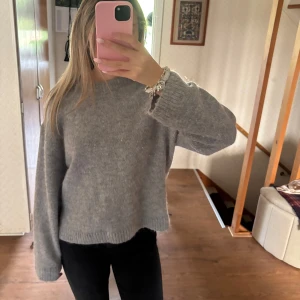 Grå stickad tröja från Gina tricot  - Säljer denna stickade tröja ifrån Gina då den ej kommer till användning. Är i bra skick och är i storlek S.