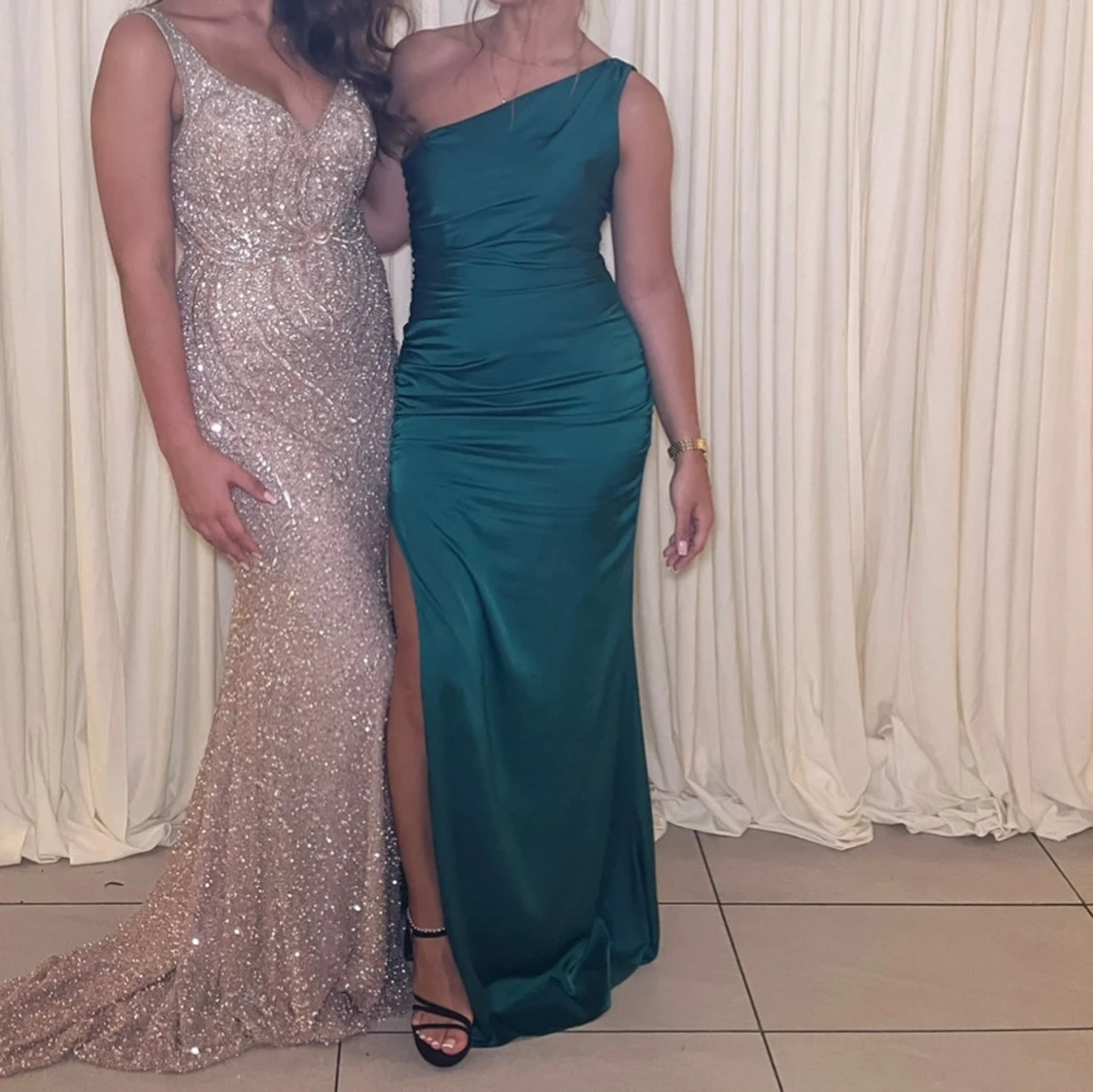 Mörkgrön festklänning klänning med slits - 1