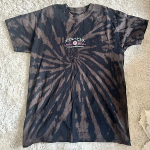 Svart tie-dye t-shirt Double Happiness - Cool svart och brun tie-dye t-shirt från Urban outfitters. I nyskick! Storlek XS men är oversized. 