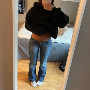 Lågmidjade blå bootcut jeans - Säljer ett par blå jeans med låg midja och bootcut-ben. Snygg tvätt med lätt sliten look och raka sömmar. Väldigt bra skick. De har ingen knapp, men funkar lika bra med en säkerhetsnål (eller bara sätta dit en ny knapp, det behöver inte ens sys fast). Midjemått mätt rakt över: ~38cm Innerbenslängd: 84cm 💗