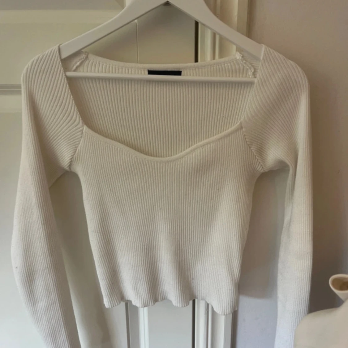 Vit ribbad långärmad topp