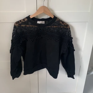 Svart spetsdetaljerad tröja  - Svart långärmad tröja från Cream i storlek XS. Tröjan är i bra skick o säljs då den är för liten.