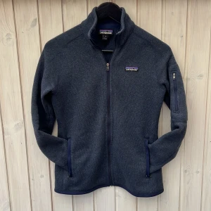 Patagonia fleece - Nu har vi fått in vårt första laget av patagonia fleeces! Detta är en långärmad variant och passar perfekt till hösten! Size S men sitter mer som XS! Skick 8/10! Färg: mörkblå! Hör av dig vid minsta fundering! Postar samma dag som köp🤩